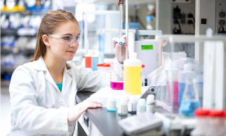 Photo of Cailin in the lab